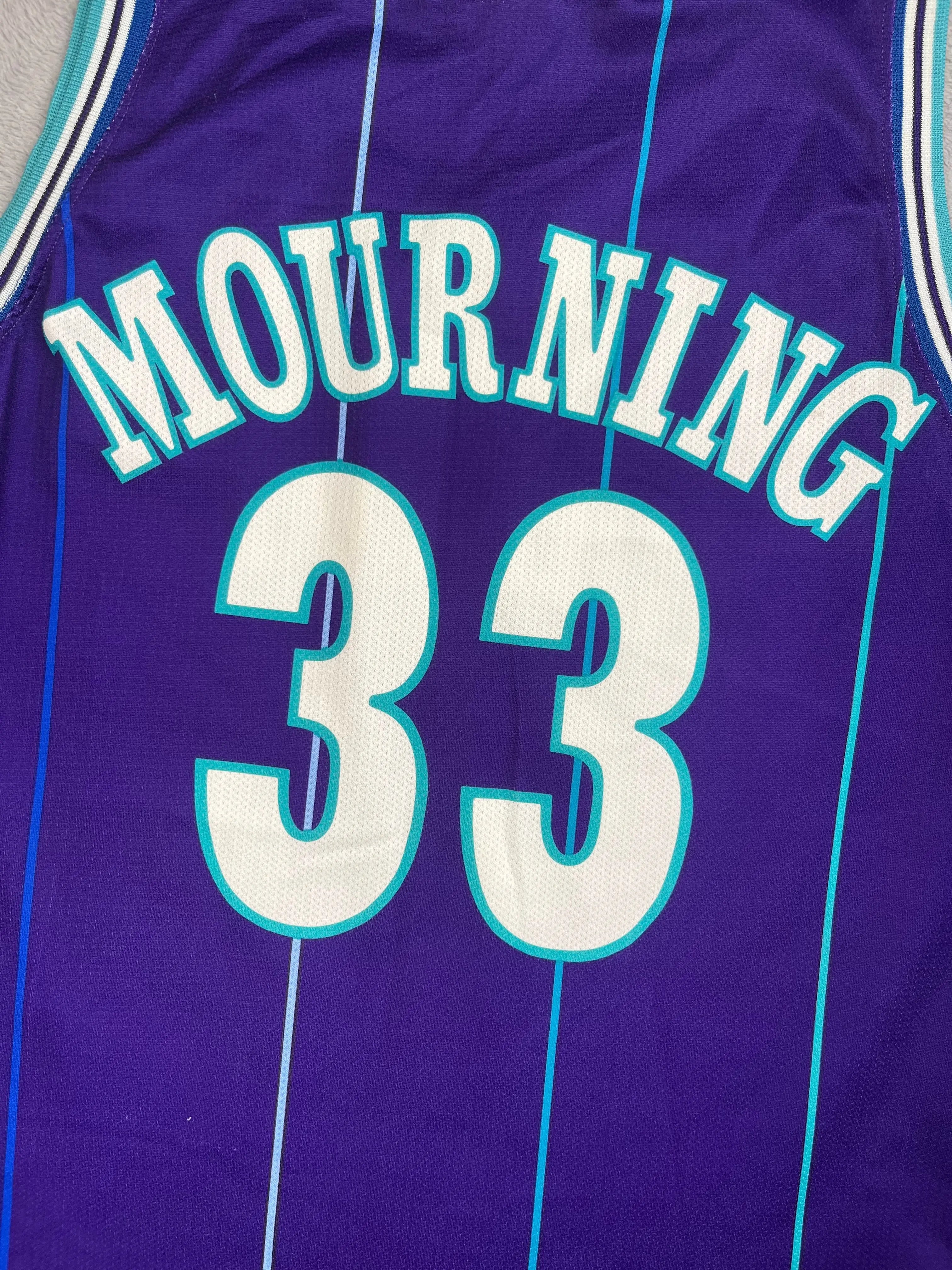 Alonzo Mourning #33 - Charlotte Hornets Alternate 1994-1995 - Champion (L) - Maillot NBA Champion