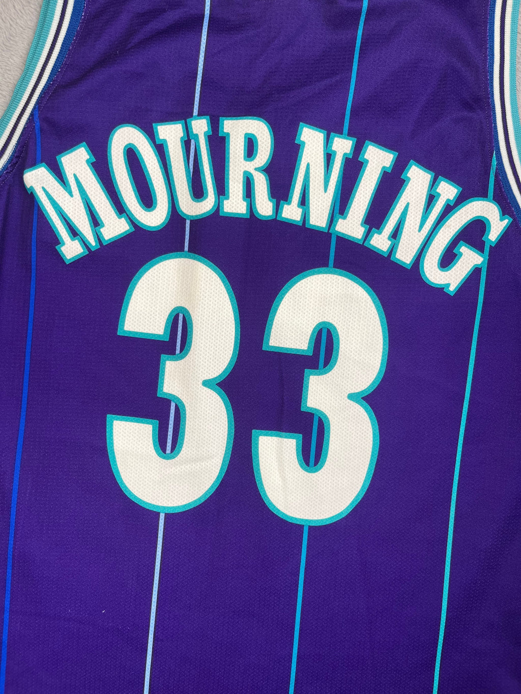 Alonzo Mourning #33 - Charlotte Hornets Alternate Saison 1994-1995 - Champion (L) Champion