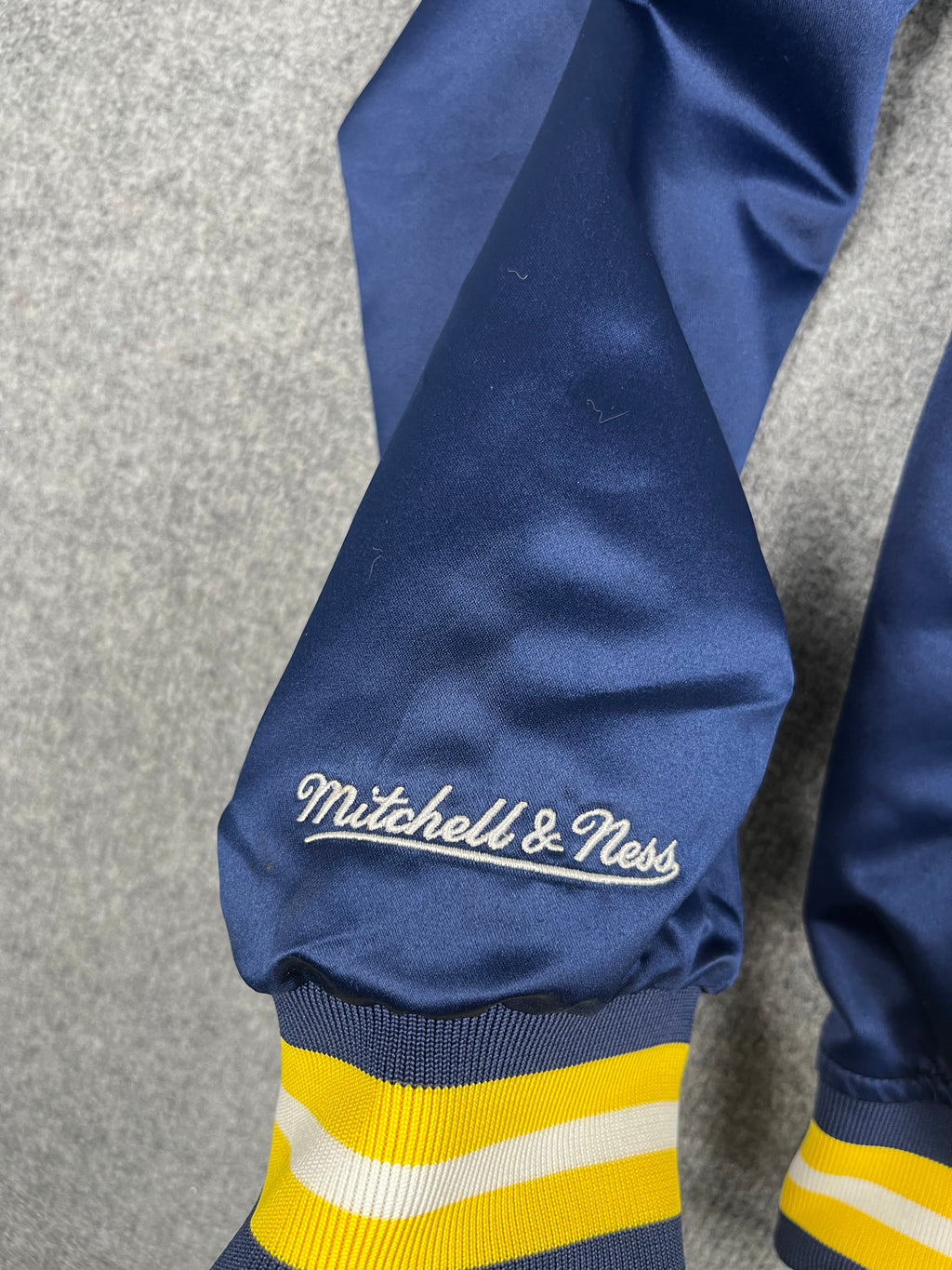 Veste vintage - Bomber teddy satin brodé NCAA Michigan Wolverines- Mitchell & Ness (M)