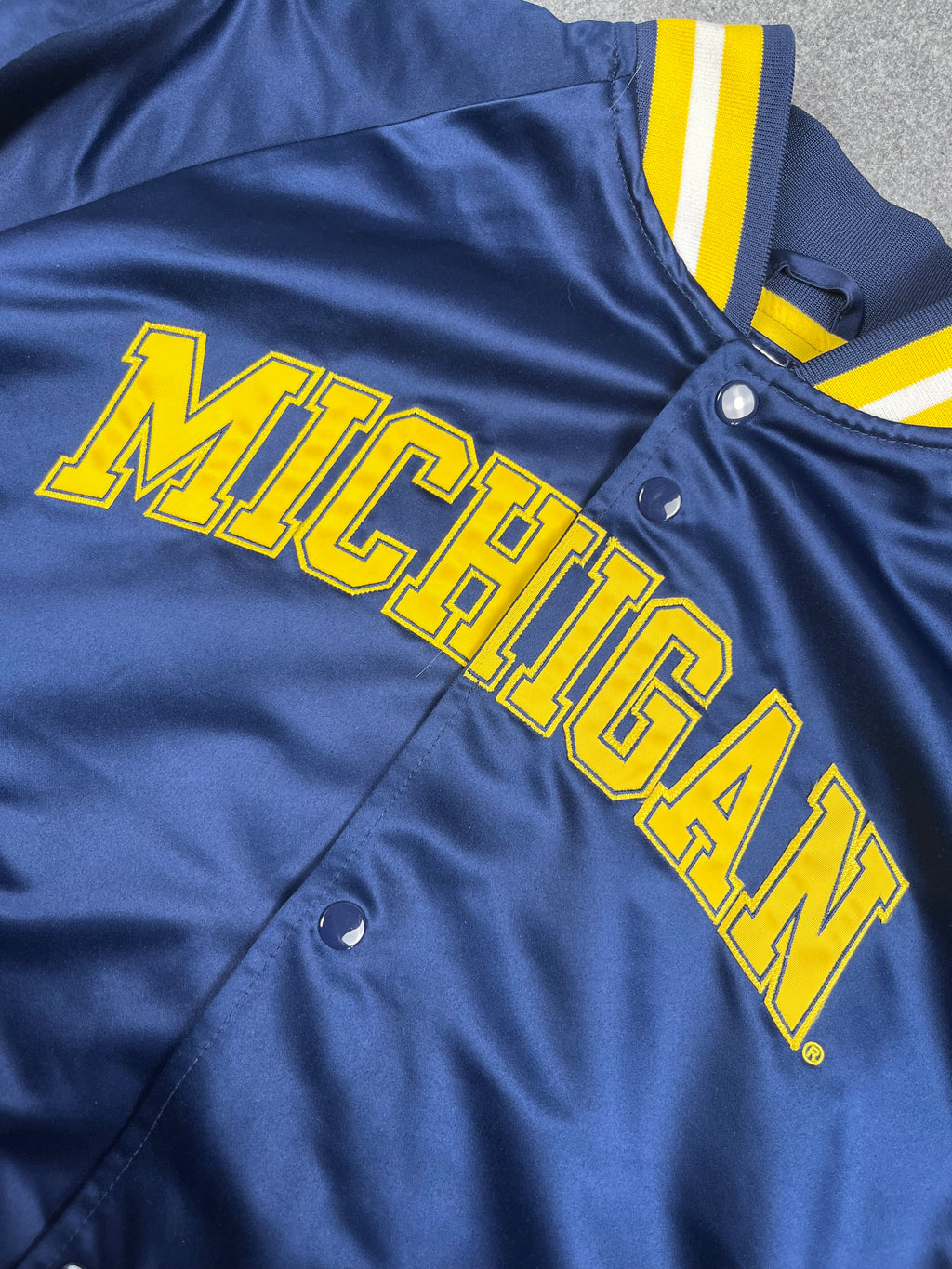Veste vintage - Bomber teddy satin brodé NCAA Michigan Wolverines- Mitchell & Ness (M)