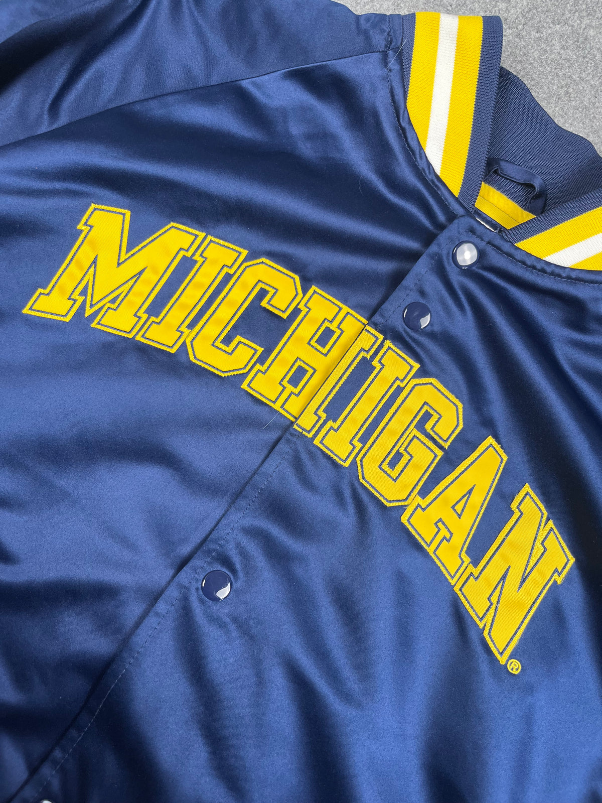 Veste vintage - Bomber teddy satin brodé NCAA Michigan Wolverines- Mitchell & Ness (M)
