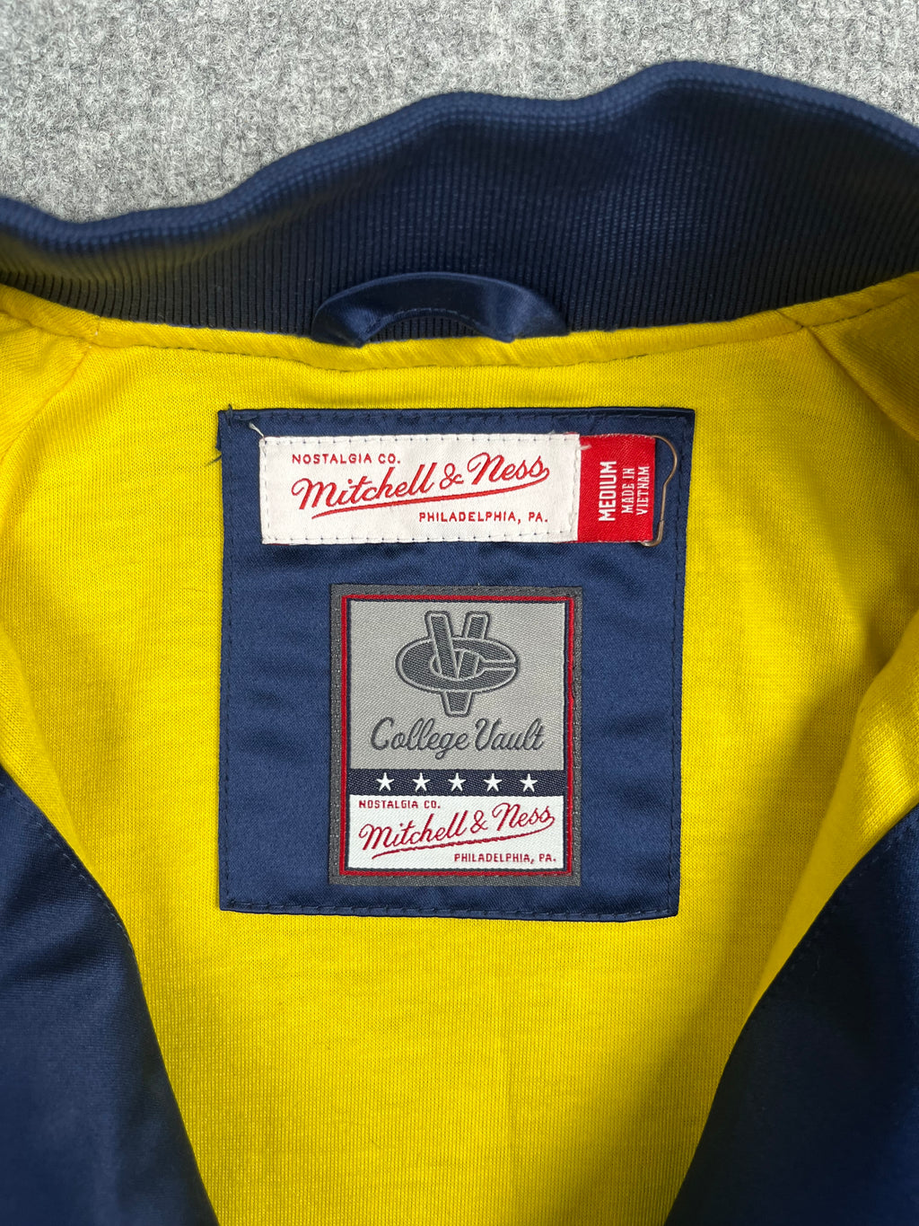 Veste vintage - Bomber teddy satin brodé NCAA Michigan Wolverines- Mitchell & Ness (M)