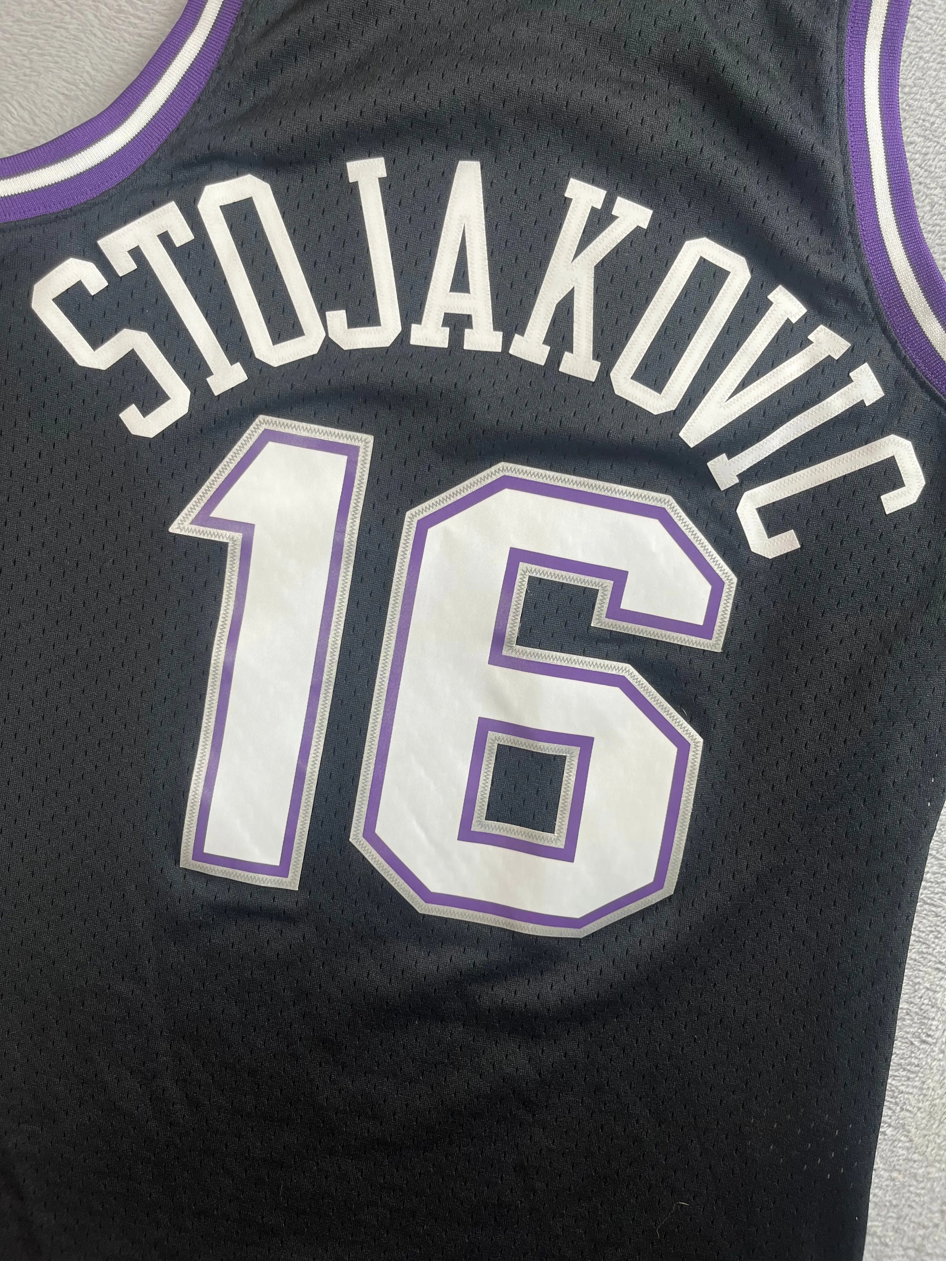 Peja Stojaković #16 - Sacramento Kings Away 2001-2002 - Mitchell & Ness (S) - Maillot NBA